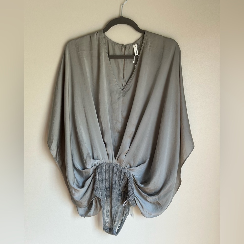 NWT Glam Drape Wide Flowy Sleeve v-neck Bodysuit Taupe/grey Size Small